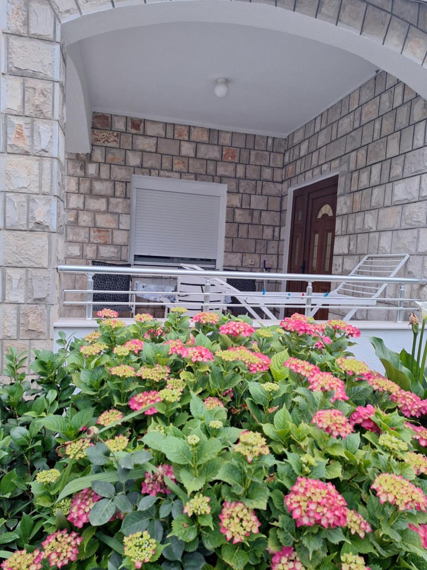 Apartments Kuc バール エクステリア 写真